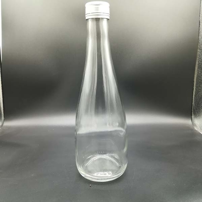 Botella de vidrio de agua mineral con fondo delgado