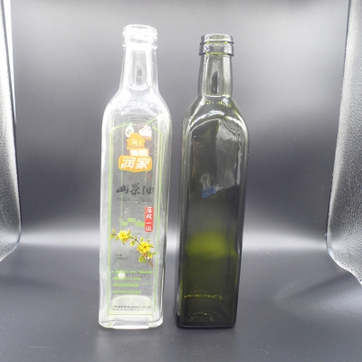 Botella de vidrio de aceite de oliva verde transparente