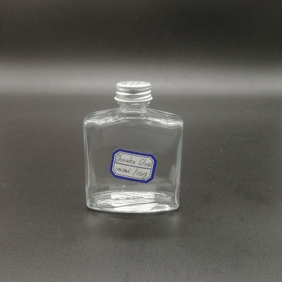 Botella de vidrio pequeña de 100 ml en forma cuadrada