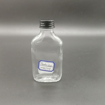 Botella de vidrio plano de ginebra de 100 ml con tapa de tornillo